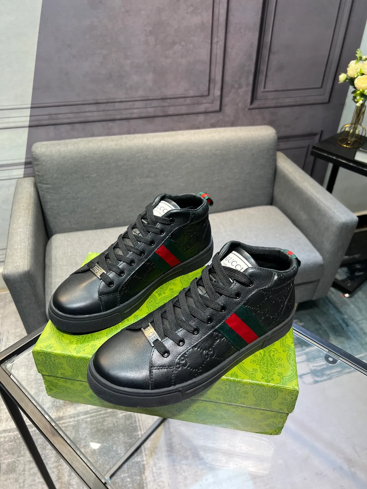 Men's men's shoes 💰460 The new high-top GUCCI (Gucci) counters are launched simultaneously. The new men's shoes, 😘fabrics are selected from imported cowhide, and the lining is sheepskin lining. 👍🏿 High-end ☄️ air-cushion molded anti-slip rubber outsole, exquisite lines, simple and elegant, comfortable and high-end for leisure travel. Code number: 38 to 44 (45 can be customized and cannot be returned or exchanged)